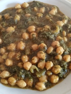Una foto de Sofrito de garbanzos con espinacas o tagarninas