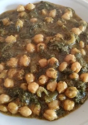 Una foto de Sofrito de garbanzos con espinacas o tagarninas