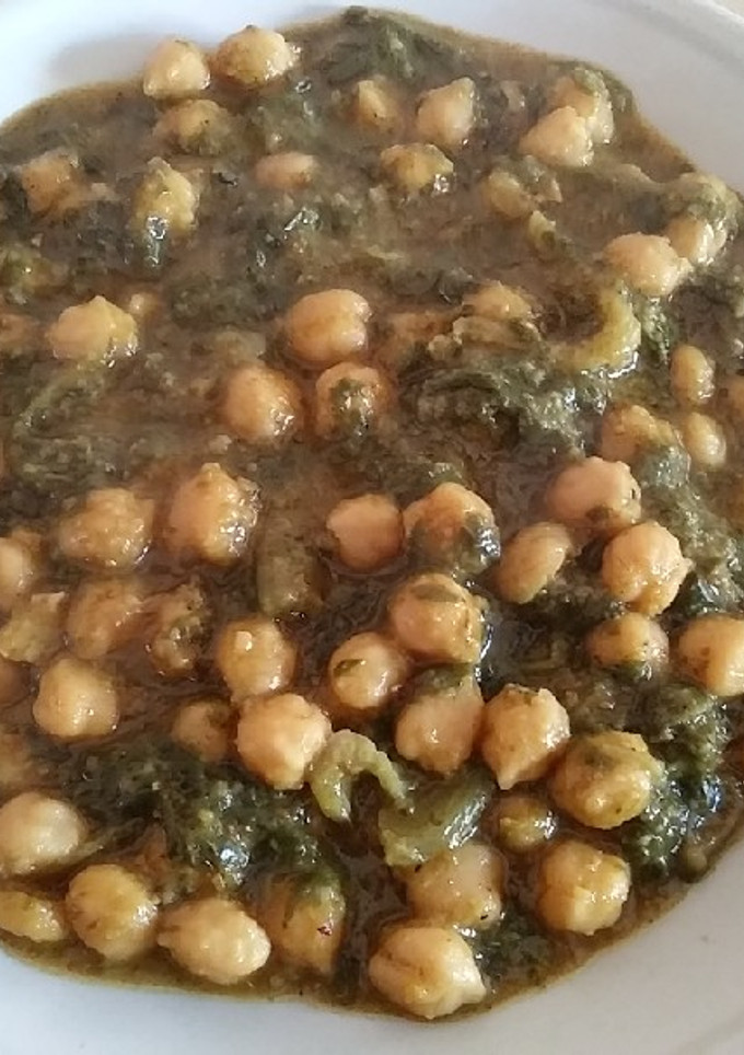 Una foto de Sofrito de garbanzos con espinacas o tagarninas