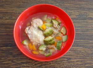 Una foto de Caldo de pollo en olla express