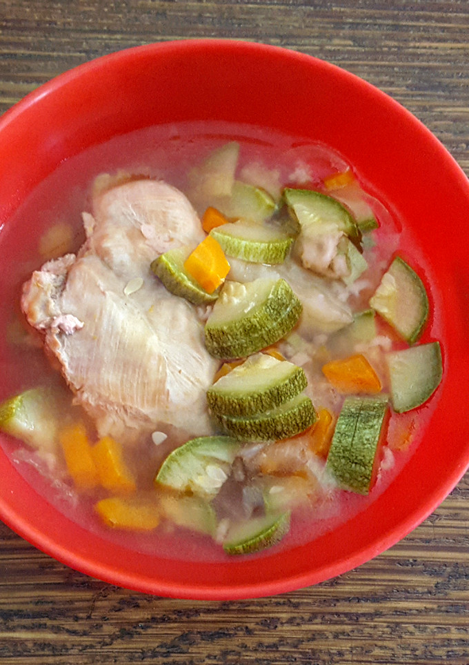Una foto de Caldo de pollo en olla express