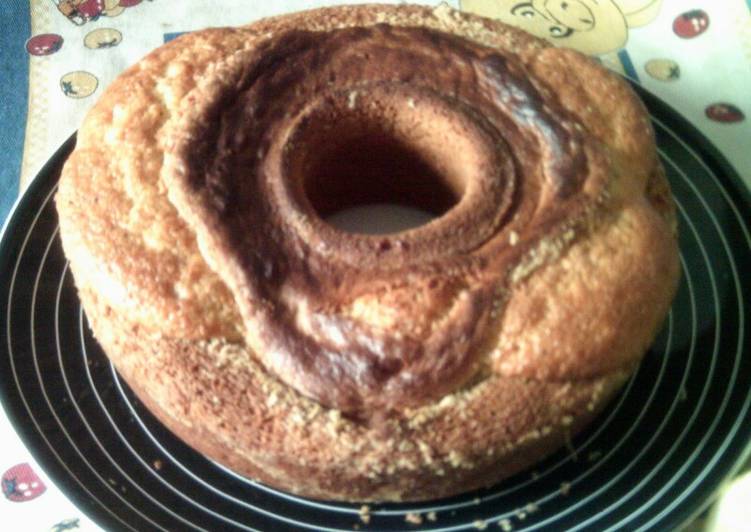 Bolo de limão com sementes de papoila no liquidificador