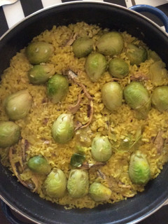 Una foto de Arroz con boquerones y coles de bruselas