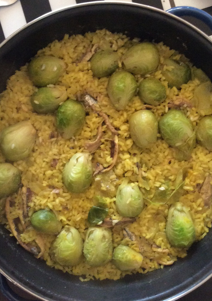 Una foto de Arroz con boquerones y coles de bruselas