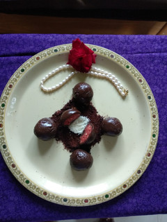 चॉकलेट स्ट्रॉबेरी बिस्कुट लड्डू (Chocolate Strawberry biscuit ladoo recipe in hindi) रेसिपी मुख्य फोटो