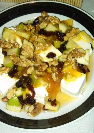 A picture of Debra's mango chutney dip.