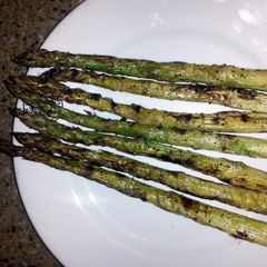 A picture of grilled asparagus.