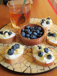 Una foto de Mini tapita de mousse de queso Philadelphia con arándanos azules