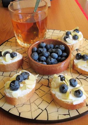 Foto principal de Mini tapita de mousse de queso Philadelphia con arándanos azules