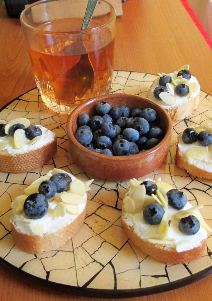 Una foto de Mini tapita de mousse de queso Philadelphia con arándanos azules