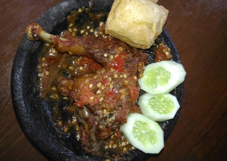 Ayam penyet sambal tomat