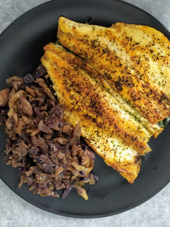 Una foto de Lubina a la espalda con repollo y lombarda rehogado