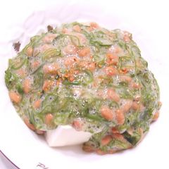 A picture of Mekabu Seaweed and Natto on Tofu for Dieters.
