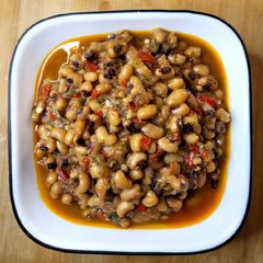 A picture of Black Eyed Peas.