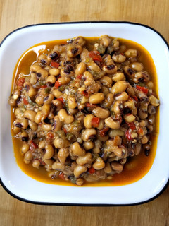 A picture of Black Eyed Peas.