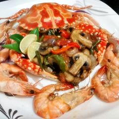 A picture of Spicy hot fried Crab & Prawns in mushrooms.