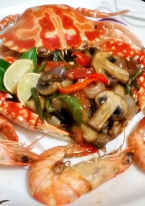 A picture of Spicy hot fried Crab & Prawns in mushrooms.