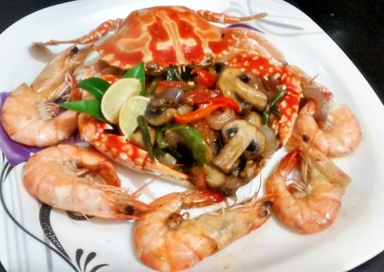 Recipe of Award-winning Spicy hot fried Crab &amp; Prawns in mushrooms