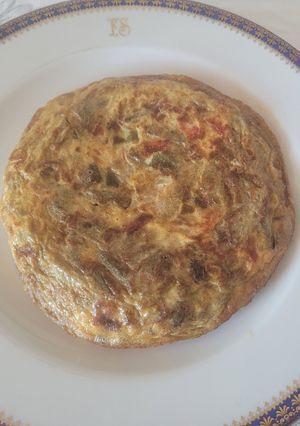 Foto principal de Tortilla con alcachofas, verduras y sofrito de tomate