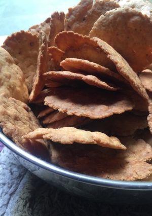 પૂરી(Poori Recipe in Gujarati) રેસીપી મુખ્ય ફોટો