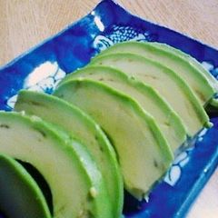A picture of How to Neatly Peel an Avocado.