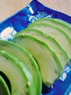 A picture of How to Neatly Peel an Avocado.