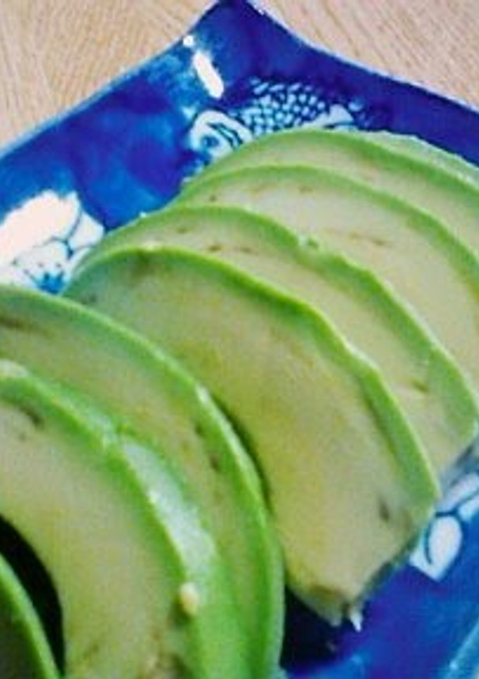 A picture of How to Neatly Peel an Avocado.