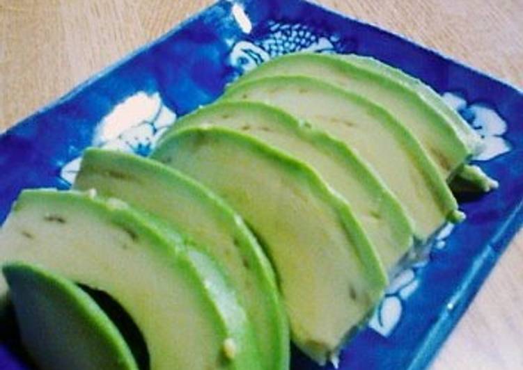 How to Neatly Peel an Avocado