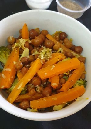 A picture of Chickpea Broccoli salad.