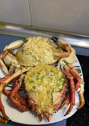 Una foto de Txangurro y buey de mar relleno