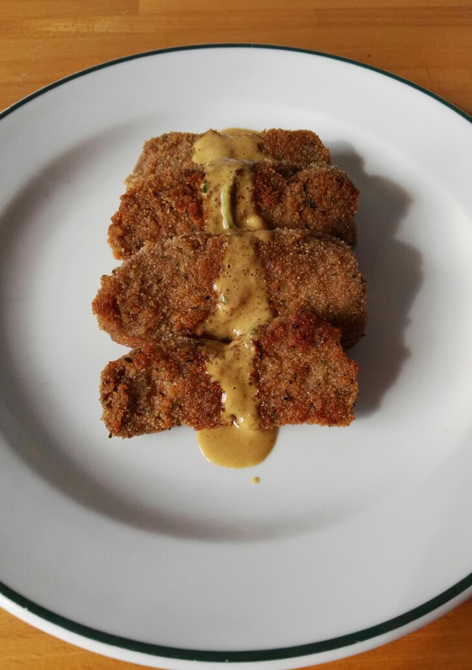 Una foto de Seitán empanado con salsa de cacahuetes