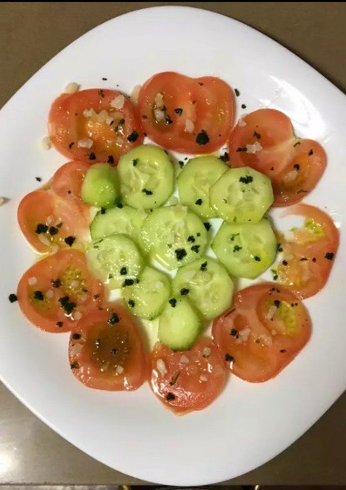 Una foto de Ensalada de tomate y pepino