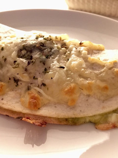 Una foto de Quesadillas de pesto, queso y pavo