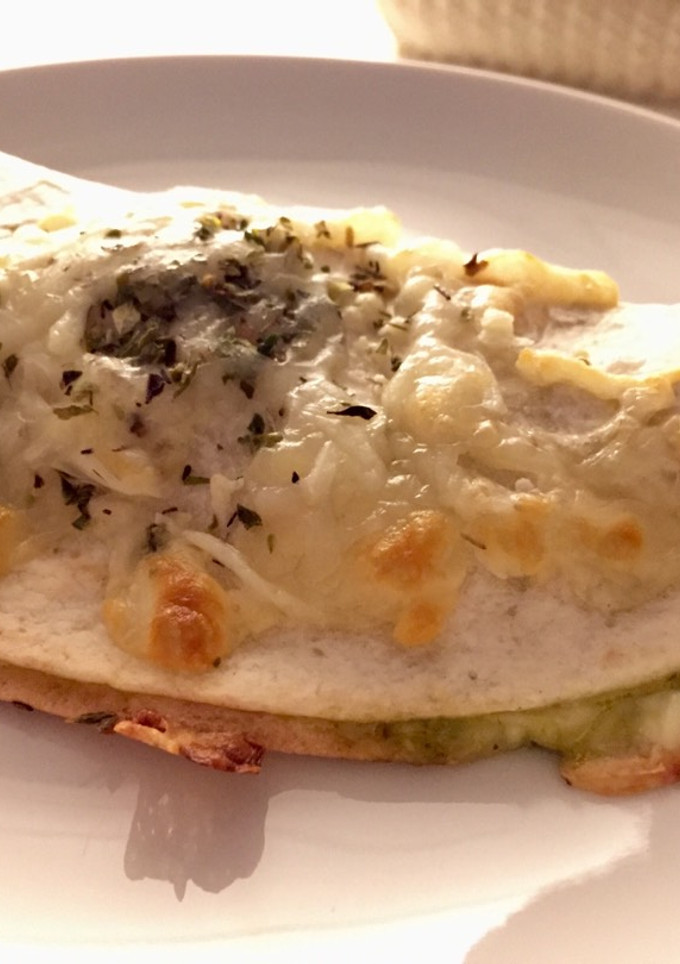 Una foto de Quesadillas de pesto, queso y pavo