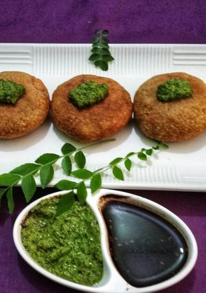 फलाहारी आलू की कचौरी (Falahari Aloo ki Kachori recipe in hindi) रेसिपी मुख्य फोटो