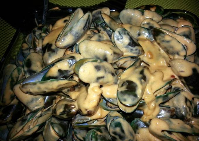 Spicy Cream and Cheese Mussels