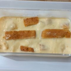 A picture of Vanilla custard with vanilla cake 🥧🥘.