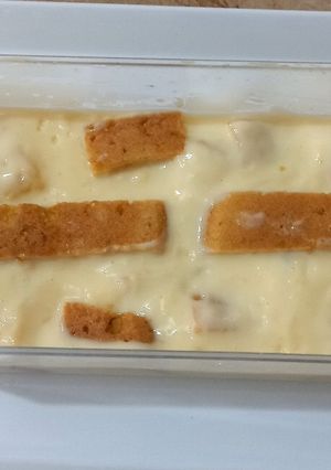 A picture of Vanilla custard with vanilla cake 🥧🥘.