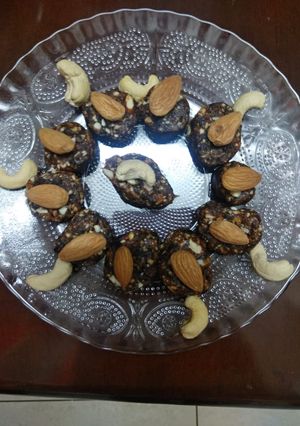 खजूर चॉकलेट रोल (Khajur chocolate roll recipe in marathi) रेसिपी चे मुख्य फोटो