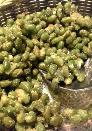 A picture of Crispy Roasted Edamame.