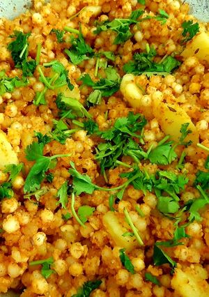 साबुदाण्याची खिचडी (sabudanyachi khichadi recipe in marathi) रेसिपी चे मुख्य फोटो 