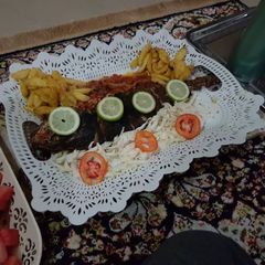 A picture of Roasted croaker fish with chips.