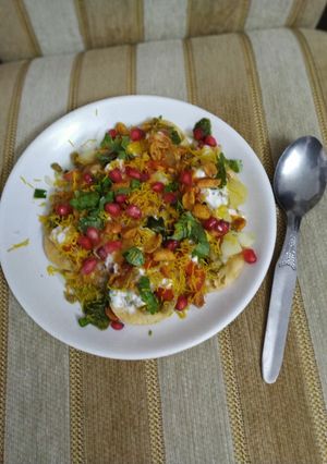 ચાટ પૂરી (Chaat Poori Recipe In Gujarati) રેસીપી મુખ્ય ફોટો