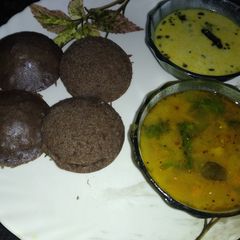 A picture of Ragi idli.