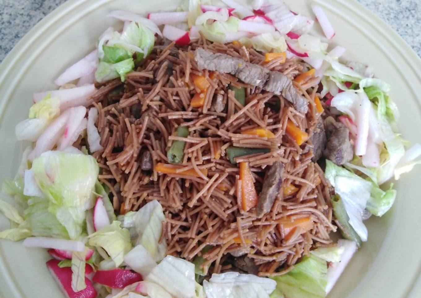 Fideuá de carne con verduras