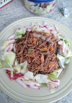 Una foto de Fideuá de carne con verduras