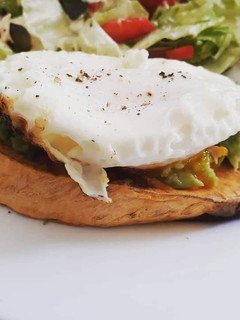 Une photo de Avocado toast à la patate douce