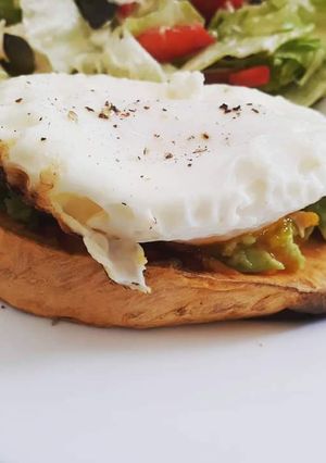 Une photo de Avocado toast à la patate douce