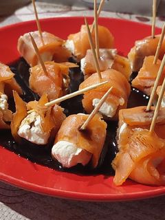 Una foto de Roll de salmón ahumado para picoteo