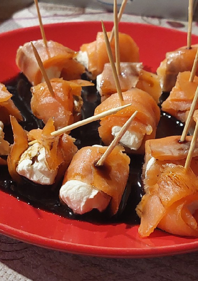 Una foto de Roll de salmón ahumado para picoteo